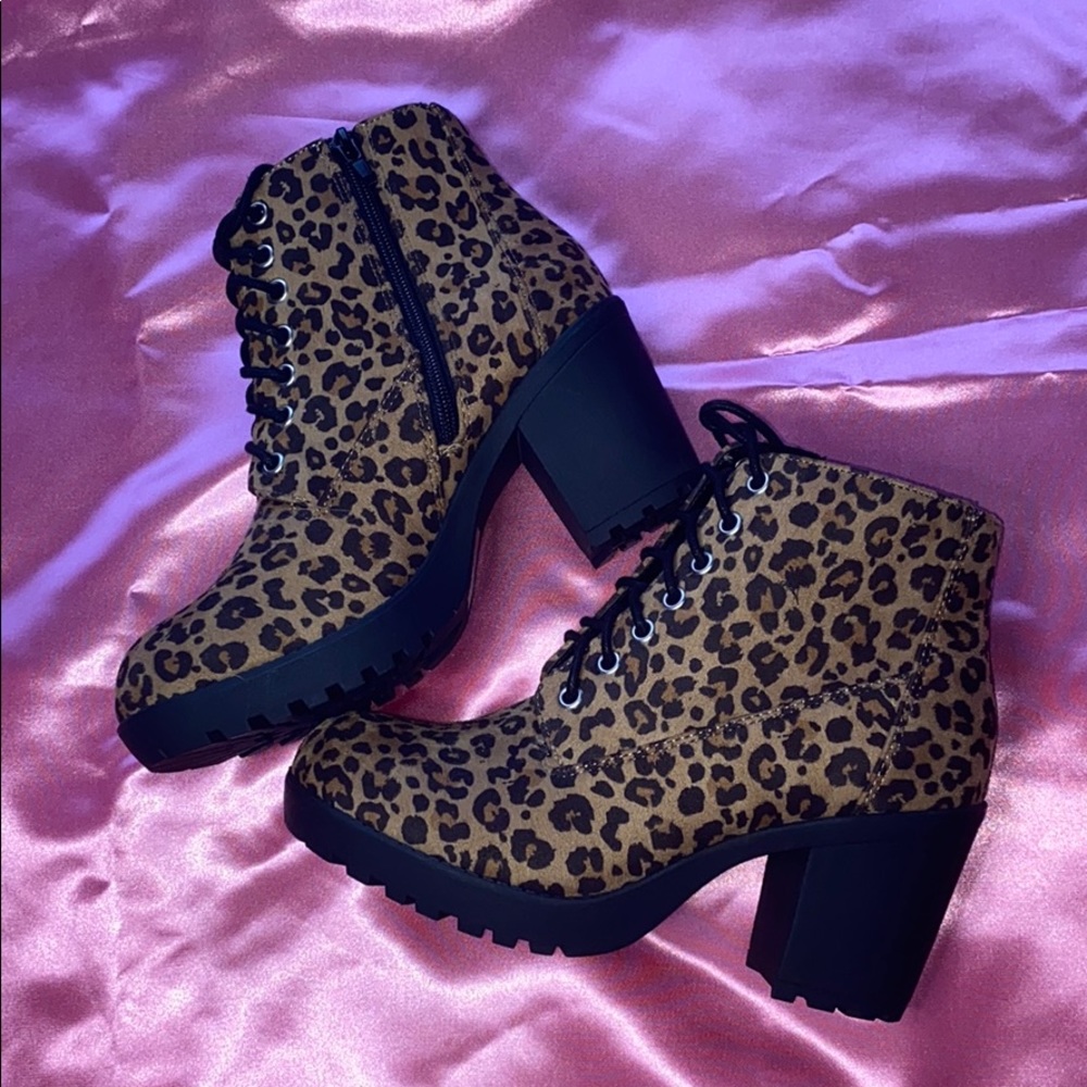 Size 8 in women cheetah boots